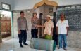Kapolsek Yosowilangun Serahkan Bantuan Karpet Melalui Program Sedekah Kepada Warga Tekung
