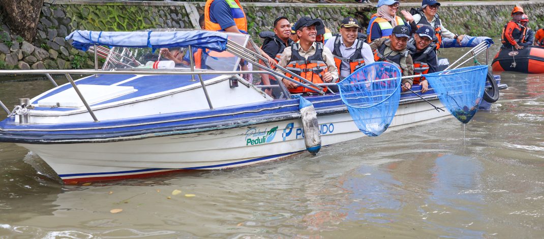 7.269 Warga Bersih-Bersih Kalimas, Menteri LH Sebut Surabaya Contoh Nasional Pengelolaan Sampah