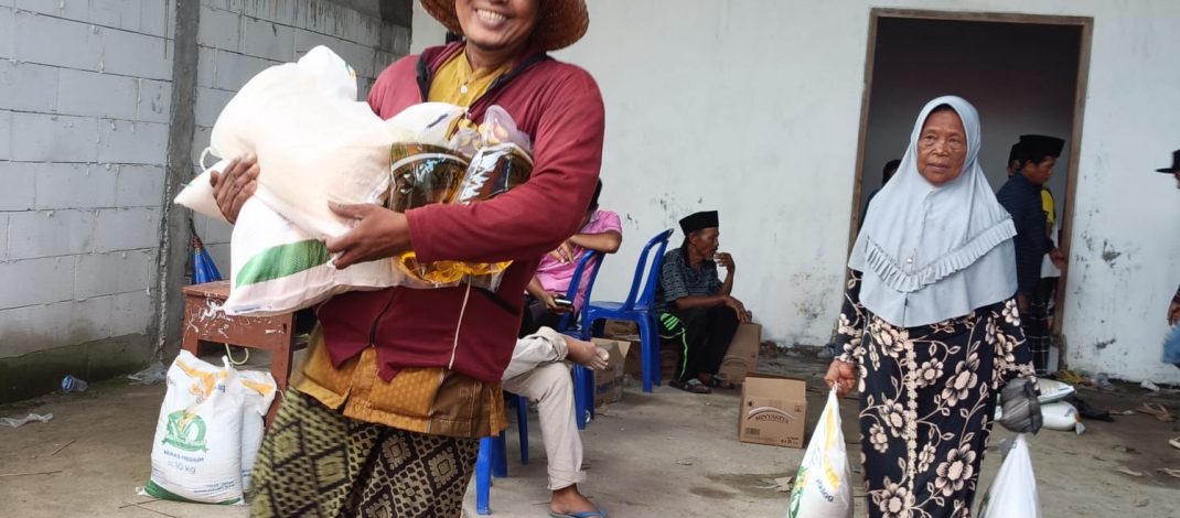Dengan Senyum Sumringah, Masyarakat Desa Sejati Menerima Bantuan Pangan Sebanyak 1.096 KPM