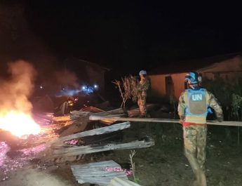 Aksi Cepat Satgas MONUSCO Padamkan Kebakaran Ruko di Desa Beyi