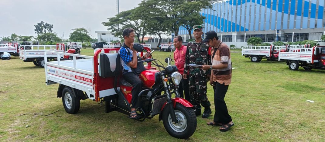 Pastikan Tepat Sasaran, Babinsa Kodim 0812/Lamongan Kawal Distribusi 92 Unit Motor Roda Tiga KDKMP