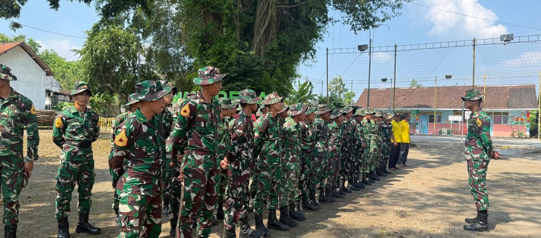 Wujudkan Desa Asri, Koramil 0812/06 Ngimbang Bersinergi Dalam Karya Bhakti di Slaharwotan