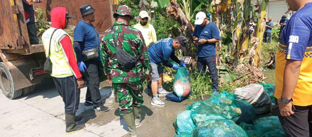 TNI Bersama Masyarakat dan Yayasan Sungai Watch Indonesia Gelar Aksi Bersih Sungai di Desa Balun