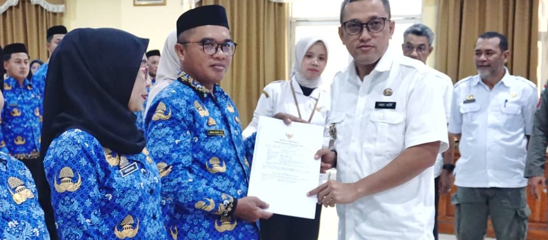 Tunjukkan Komitmen Dan Perkuat Kualitas Pelayanan Publik, Bupati Serahkan Langsung Perpanjangan Kontrak PPPK Ke 279 ASN Terima Kepercayaan Baru 