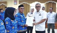 Tunjukkan Komitmen Dan Perkuat Kualitas Pelayanan Publik, Bupati Serahkan Langsung Perpanjangan Kontrak PPPK Ke 279 ASN Terima Kepercayaan Baru 