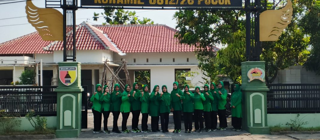 Peringati HUT ke-80, Persit KCK Cabang XXVII Dim 0812 Ranting 0812/14 Sukodadi Kodim 0812 Lamongan Gelar Aksi Tanam Pohon di Sekitar Koramil