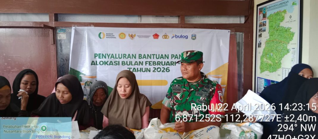 Pastikan Bantuan Tepat Sasaran, Babinsa Koramil 0812/18 Brondong Dampingi Penyaluran Pangan di Desa Brondong