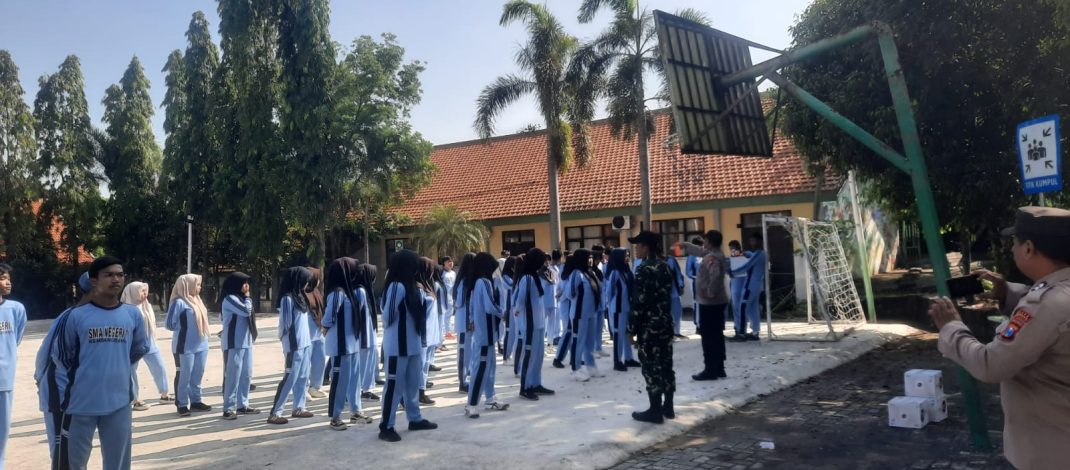 Tingkatkan Kedisiplinan dan Fisik Siswa, Koramil 0812/05 Kembangbahu Gelar Latihan Kesamaptaan di SMAN 1 Kembangbahu