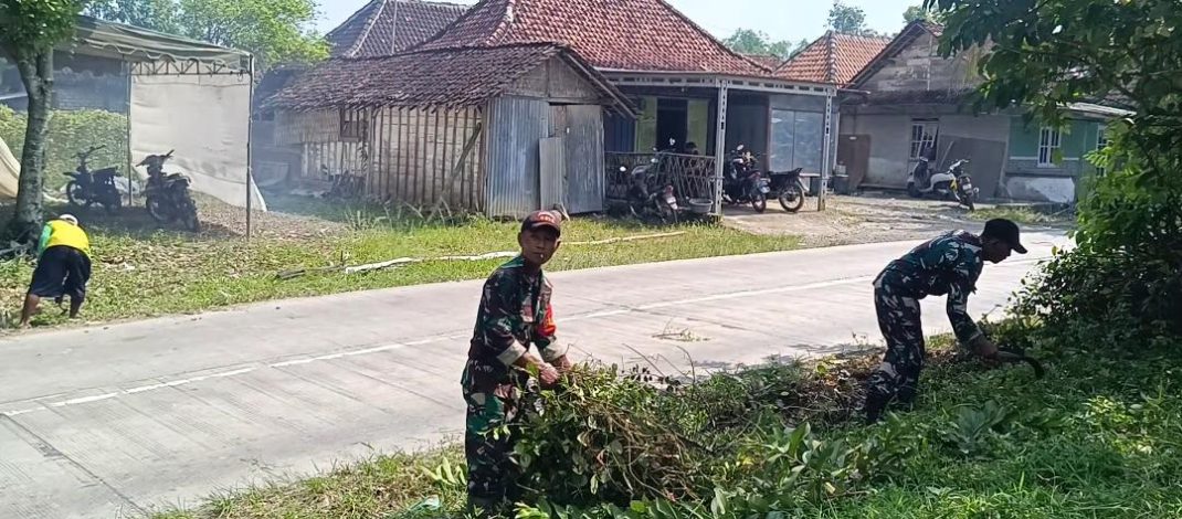 Rawat Kearifan Lokal, Koramil 0812/24 Sukorame dan Warga Gelar Karya Bakti Bersihkan Punden Desa Sembung
