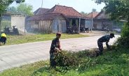 Rawat Kearifan Lokal, Koramil 0812/24 Sukorame dan Warga Gelar Karya Bakti Bersihkan Punden Desa Sembung