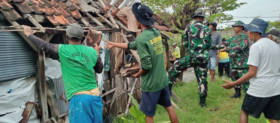 Wujud Kemanunggalan TNI-Rakyat, Babinsa Koramil 0812/03 Turi Bersama Warga Laksanakan Gotong Royong Pembongkaran Rutilahu