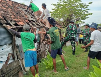 Wujud Kemanunggalan TNI-Rakyat, Babinsa Koramil 0812/03 Turi Bersama Warga Laksanakan Gotong Royong Pembongkaran Rutilahu