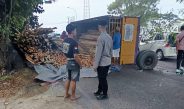 Quick Response Polsek Deket Urai Kemacetan Akibat Truk Patah As di Jalur Lamongan–Deket