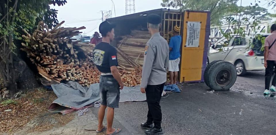 Quick Response Polsek Deket Urai Kemacetan Akibat Truk Patah As di Jalur Lamongan–Deket