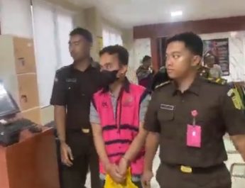 KEJARI SURABAYA MELAKUKAN PENAHANAN TERHADAP ~WA~ DALAM KASUS DUGAAN KORUPSI DI BANK BRI