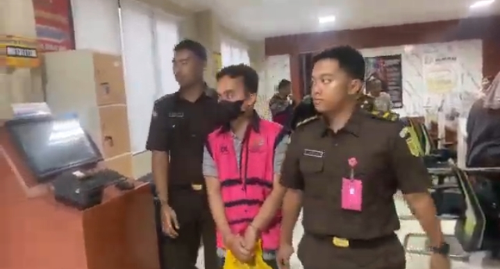 KEJARI SURABAYA MELAKUKAN PENAHANAN TERHADAP ~WA~ DALAM KASUS DUGAAN KORUPSI DI BANK BRI