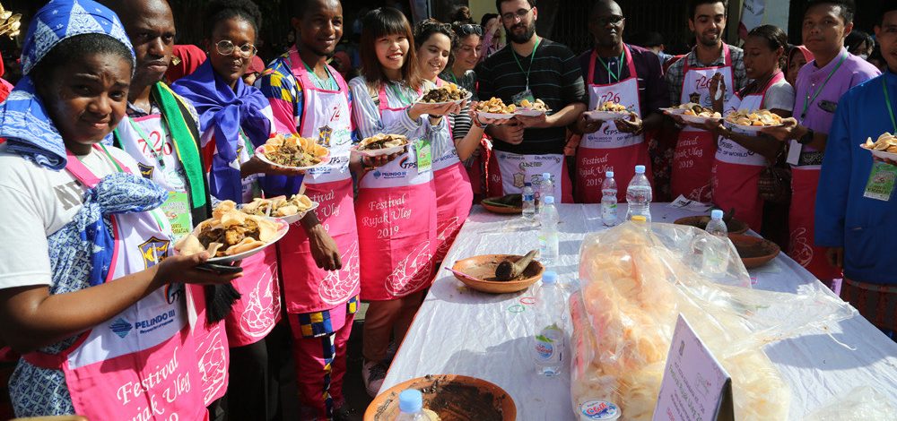 Surabaya Sulap HJKS ke-733 Jadi Magnet Wisata, Festival Rujak Uleg Rasa “Piala Dunia” hingga Light Parade Meriah
