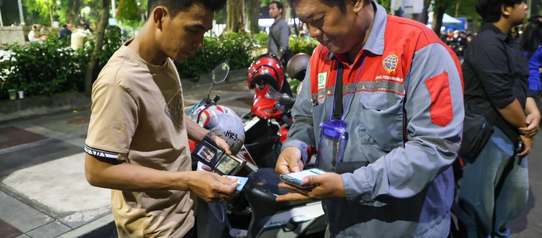 Surabaya Tancap Gas Digitalisasi Parkir, 711 Petugas Parkir Sudah Terintegrasi Sistem Non-Tunai