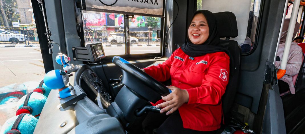 Kisah Eka, Sopir Perempuan Satu-satunya Suroboyo Bus di Balik Semangat Kartini