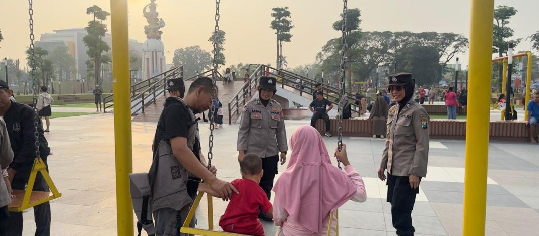 Polwan Polresta Sidoarjo Berikan Pelayanan Humanis di Car Free Day Alun-alun Sidoarjo