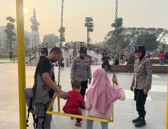 Polwan Polresta Sidoarjo Berikan Pelayanan Humanis di Car Free Day Alun-alun Sidoarjo