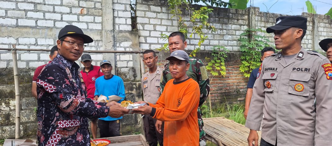 Sinergi TNI-Polri dan Warga Laren Bedah Rumah Tidak Layak Huni di Desa Pesangrahan