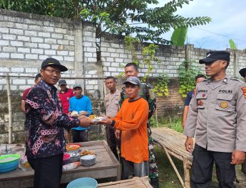 Sinergi TNI-Polri dan Warga Laren Bedah Rumah Tidak Layak Huni di Desa Pesangrahan