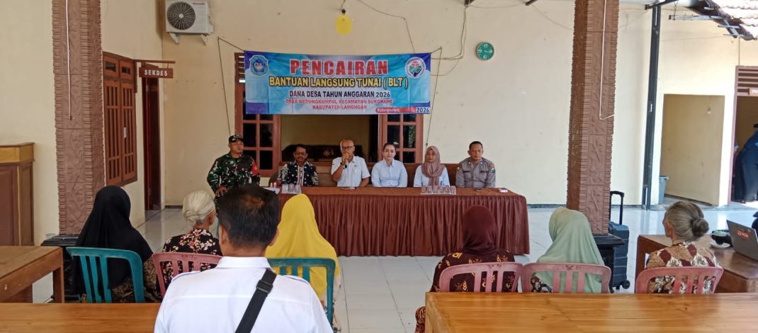 Sinergitas Babinsa dan Muspika Sukorame, Serda Angga Kawal Penyaluran BLT DD untuk 12 Warga Kedungkumpul