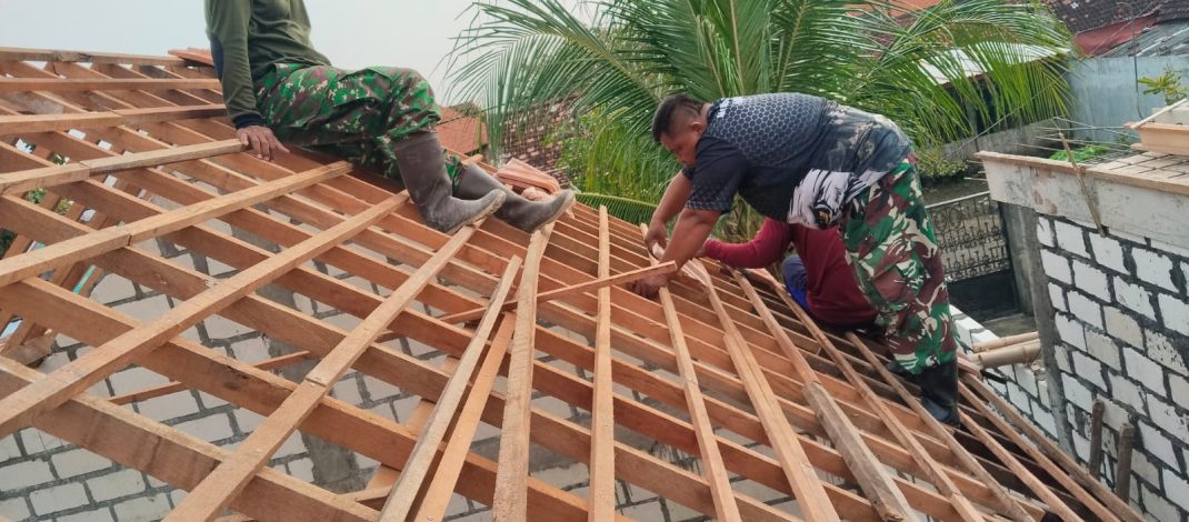 Babinsa jajaran Kodim 0812 Lamongan Bertarung Demi Rumah Layak Huni