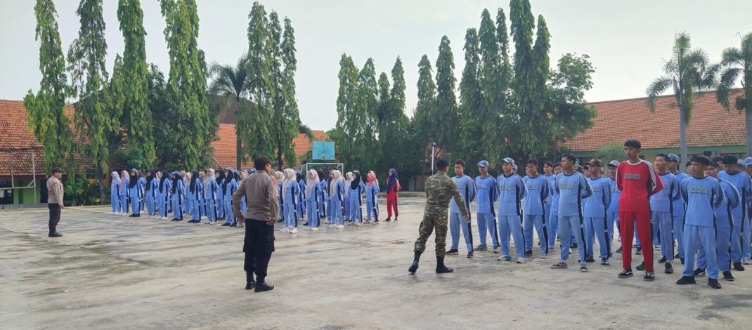 Babinsa Koramil 0812/05 Kembangbahu Latih PBB,Pembinaan Fisik serta Wawasan Kebangsaan di SMAN 1 Kembangbahu