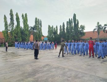 Babinsa Koramil 0812/05 Kembangbahu Latih PBB,Pembinaan Fisik serta Wawasan Kebangsaan di SMAN 1 Kembangbahu