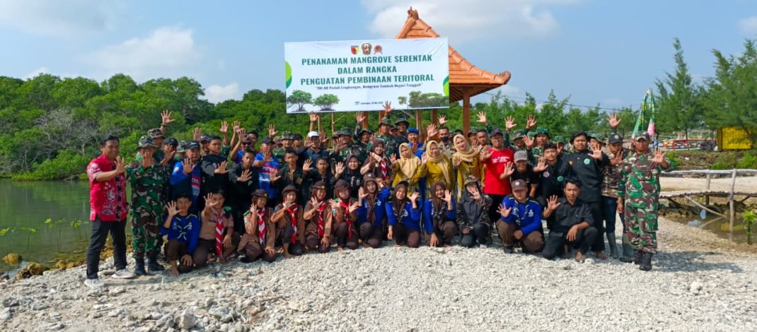 Kodim 0812 Lamongan Gerak Serentak Tanam 1.000 Mangrove di Pantai Pengkolan, Perkuat Ketahanan Wilayah Lewat Karya Bakti TNI