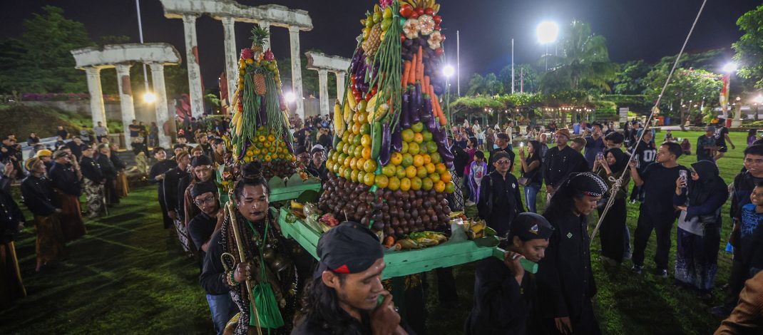 Surabaya Gelar Ruwatan Kota dan Wayang Kulit di Tugu Pahlawan, Libatkan Ratusan Seniman dan Budayawan