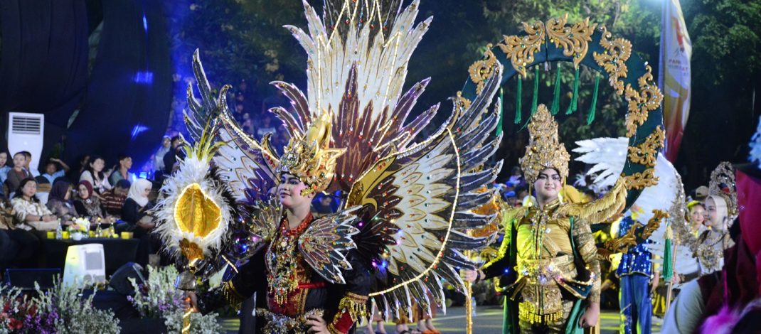 Ribuan Warga Tumpah Ruah Saksikan Surabaya Vaganza Festival of Lights