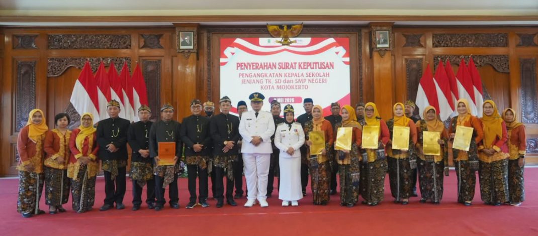 Wali Kota Mojokerto Resmi Serahkan SK kepada 7 Kepala Sekolah Terpilih