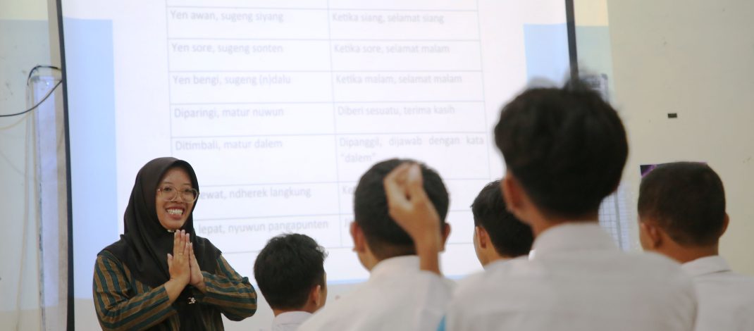 Surabaya Raih Penghargaan Nasional Revitalisasi Bahasa Daerah, Program “Kemis Mlipis” Curi Perhatian