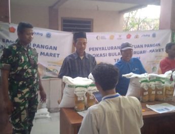 Pastikan Tepat Sasaran, Babinsa Koramil 0812/25 Sarirejo Kawal Ketat Penyaluran Bantuan Pangan untuk 713 Warga