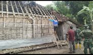 Wujud Kemanunggalan TNI-Rakyat, Babinsa Koramil Bluluk Gotong Royong Bedah Rumah Ibu Sarmi Melalui Program Rutilahu