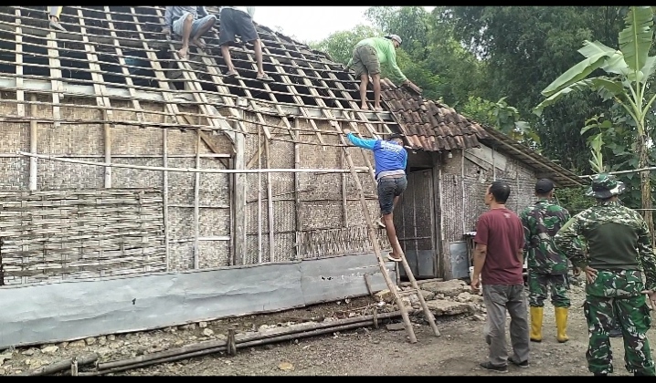 Wujud Kemanunggalan TNI-Rakyat, Babinsa Koramil Bluluk Gotong Royong Bedah Rumah Ibu Sarmi Melalui Program Rutilahu