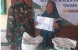 Wujud Kepedulian, Babinsa Sukorame Dampingi Penyaluran Bantuan Pangan untuk 336 Warga Desa Wedoro
