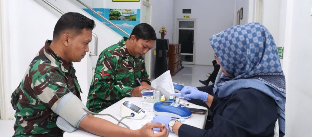 Sambut HUT Bhayangkara Ke-80, Personil Kodim 0812/Lamongan Kompak Ikuti Aksi Donor Darah di Polres Lamongan