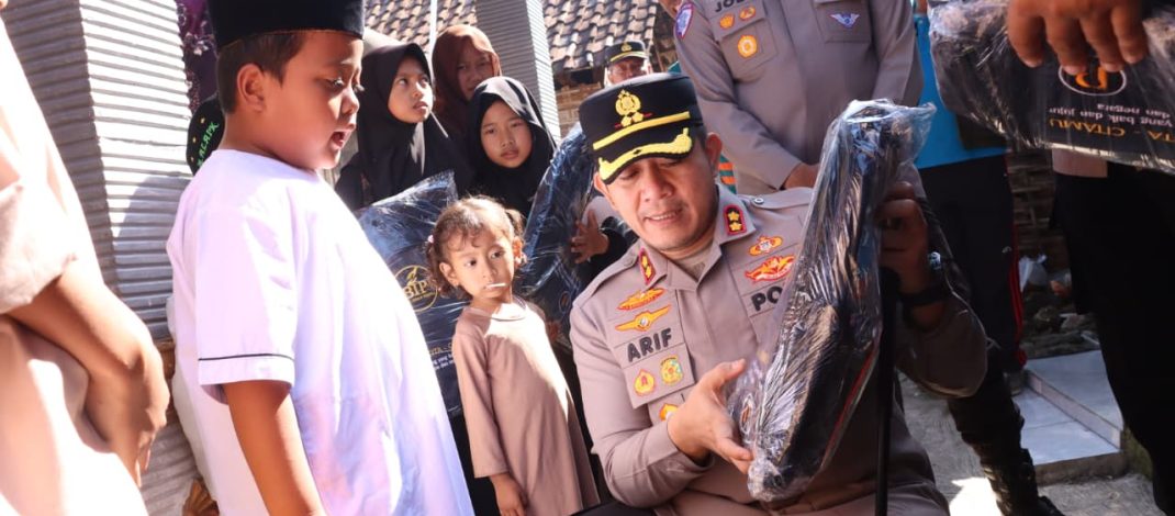 Sambut Hari Bhayangkara ke-80, Polres Lamongan Bedah Rumah Warga Kurang Mampu dan Salurkan Bansos