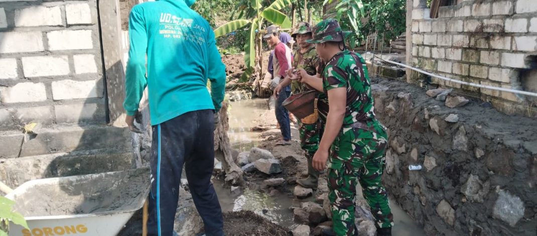 Pra TMMD Resmi Dibuka, Personel Kodim 0812/LamonganTancap Gas Normalisasi Sungai dan Bangun TPT di Desa Tlemang