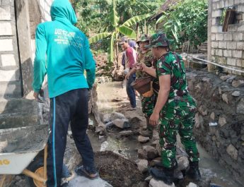 Pra TMMD Resmi Dibuka, Personel Kodim 0812/LamonganTancap Gas Normalisasi Sungai dan Bangun TPT di Desa Tlemang