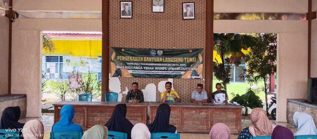 Pastikan Tepat Sasaran, Babinsa Koramil 0812/03 Turi Dampingi Penyaluran BLT Dana Desa di Geger