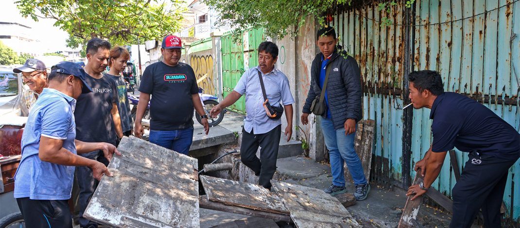 Kembalikan Fungsi Saluran, Pemkot Surabaya Tertibkan Lapak PKL di Jalan Gembong Teba