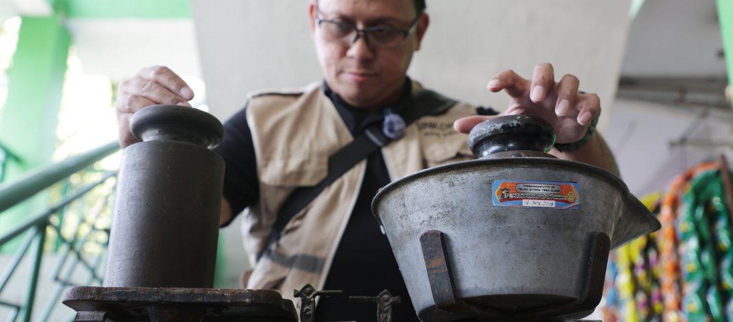 Tera Timbangan Gratis Keliling Pasar, Surabaya Jaga Kepercayaan Pedagang dan Konsumen