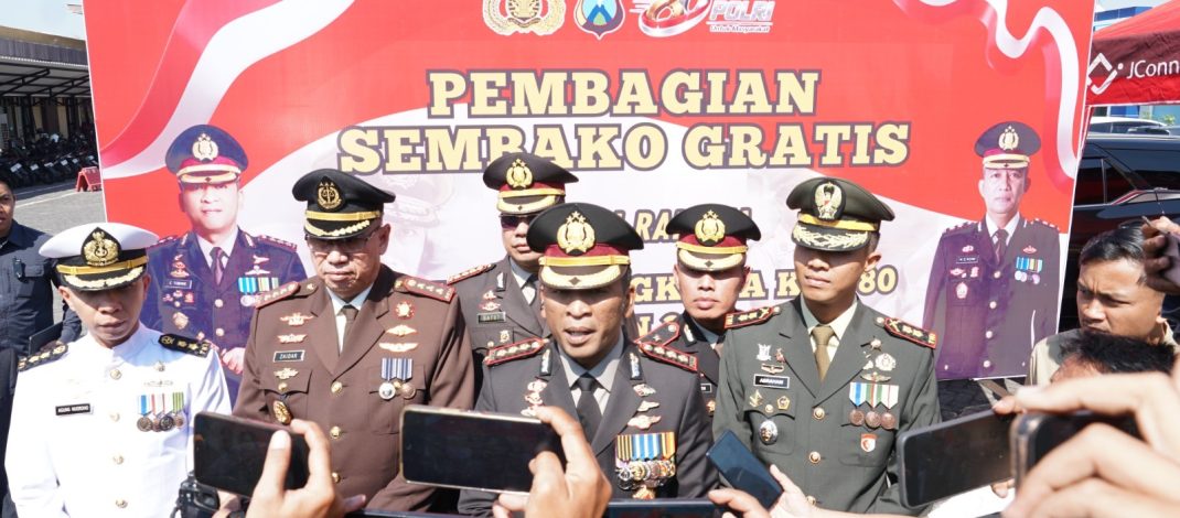 Polresta Sidoarjo Bagikan Beras untuk Warga, di Hari Bhayangkara ke-80