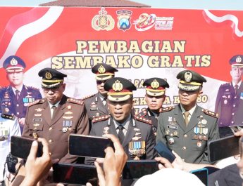 Polresta Sidoarjo Bagikan Beras untuk Warga, di Hari Bhayangkara ke-80