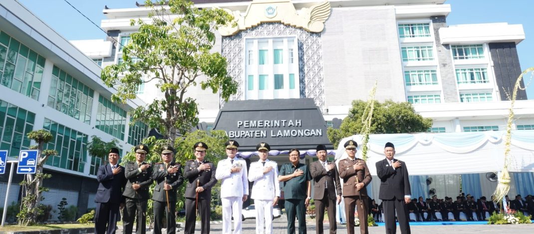 Sinergitas Tanpa Batas, Personil Kodim 0812/Lamongan Beri Penghormatan di Hari Bhayangkara ke-80